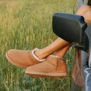 UGG ULTRA MINI NWT CHESTNUT